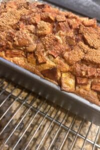 Let the apple cake cool before glazing.